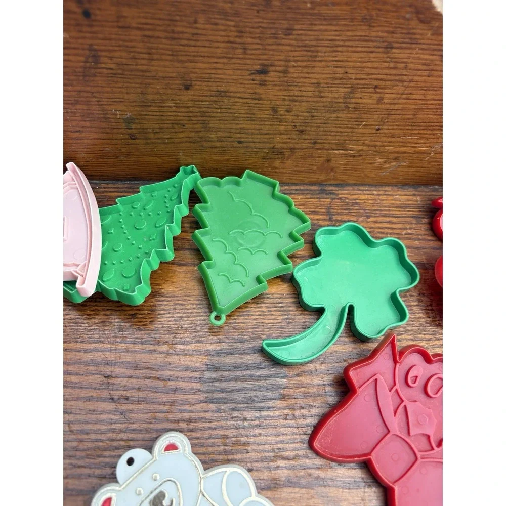 Vtg  1970's Lot Of 31 USA Red Pink Green White Plastic Cookie Cutters Christmas